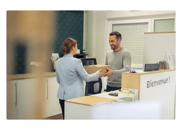 Service poste et colis au comptoir de la Conciergerie