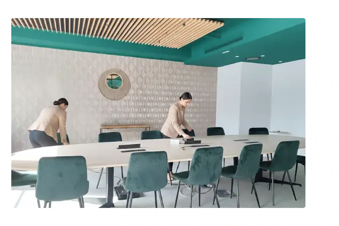 Préparation de salle de réunion par l'équipe hospitality Corporate Premier